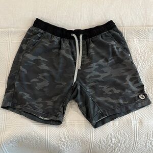 Lined Vuori camo shorts - size L